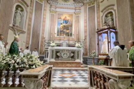 Mons. Sabino Iannuzzi recita l’Atto di Affidamento delle Famiglie a Maria – Diocesi di Castellaneta