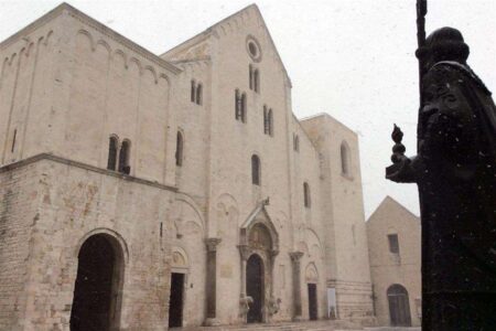 Il 21 dicembre. La Chiesa italiana prega per la pace sulla tomba di san Nicola a Bari — Arcidiocesi Bari-Bitonto