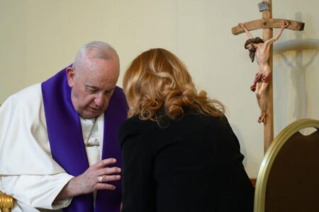 Nel confessionale con il Papa: "In ginocchio da lui con le nostre fragilità"